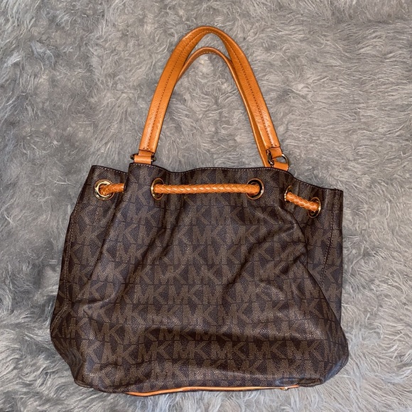 Michael Kors Signature Jet Set Drawstring Bag - Picture 2 of 7